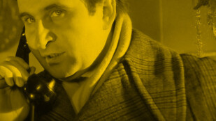Czarno-żółty kadr z filmu. Zbliżenie na młodego aktora Krzysztofa Kowalewskiego, który rozmawia przez telefon.
