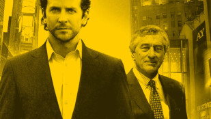 Czarno-żółte zdjęcie. Bradlej Kuper i Robert De Niro stoją i patrzą przed siebie. Bradlej ma przeszywające spojrzenie, De Niro uśmiecha się subtelnie. Są ubrani elegancko w koszule i marynarki. W tle krajobraz miasta, po lewej i prawej potężne biurowce.