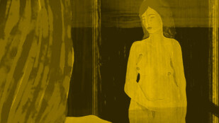 Kadr z animacji w czarno-żółtym odcieniu. Naga kobieta stoi przed lustrem. Przygląda się swojemu odbiciu.