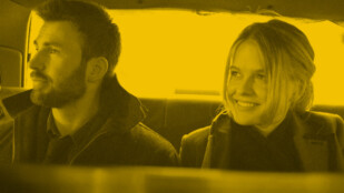 Czarno-żółty kadr z filmu. Scena w samochodzie. Na tylnym siedzeniu siedzą aktorzy - Kris Iwans i Alis Ejw. Kris patrzy w lewą stronę przez okno. Jest zamyślony. Alis siedzi obok niego. Również patrzy w lewo, uśmiecha się szeroko.