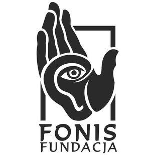 Czarno-biały logotyp Fundacji Fonis. Otwarta ręka. W środku ręki ucho i oko. Poniżej napis Fundacja Fonis. 